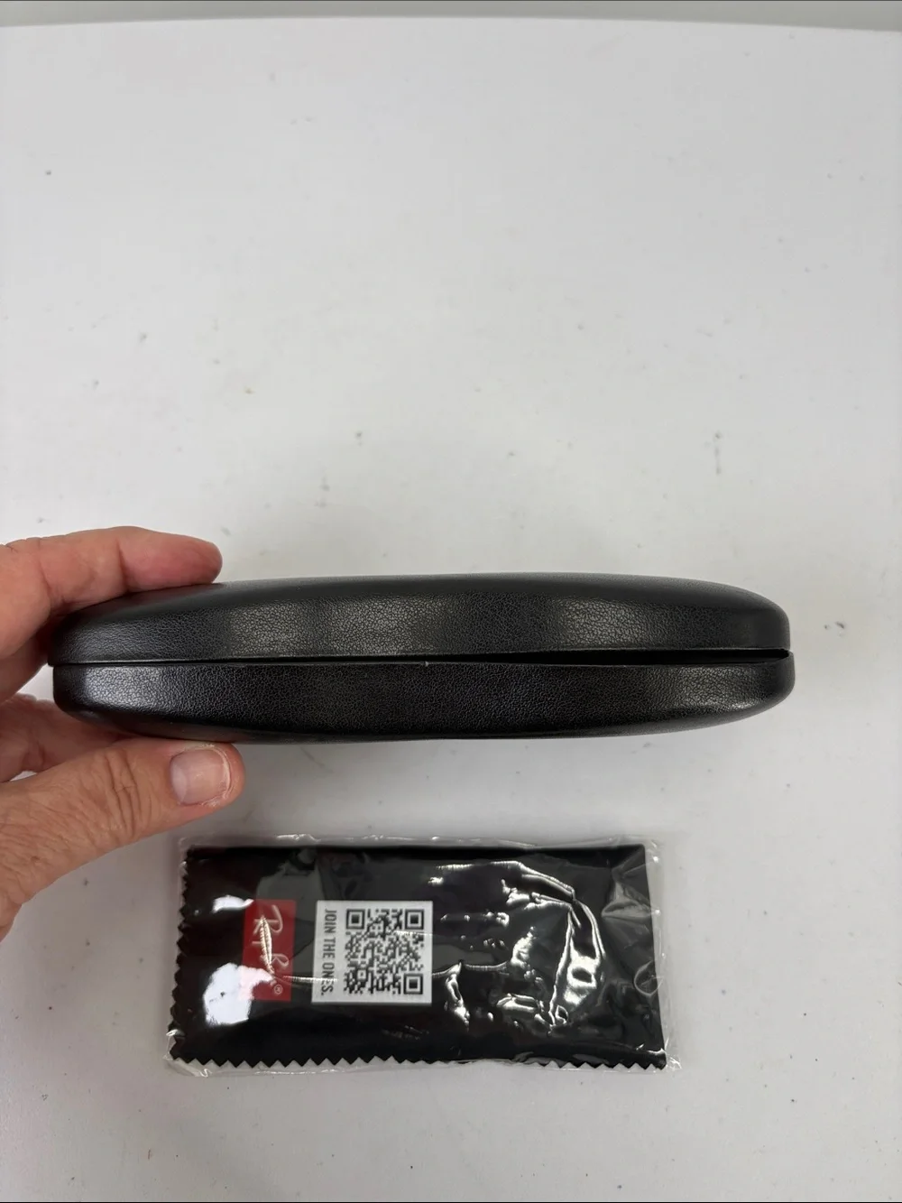 👜 Ray-Ban Black Hard Shell Glasses Case with Branded Cleaning Cloth
